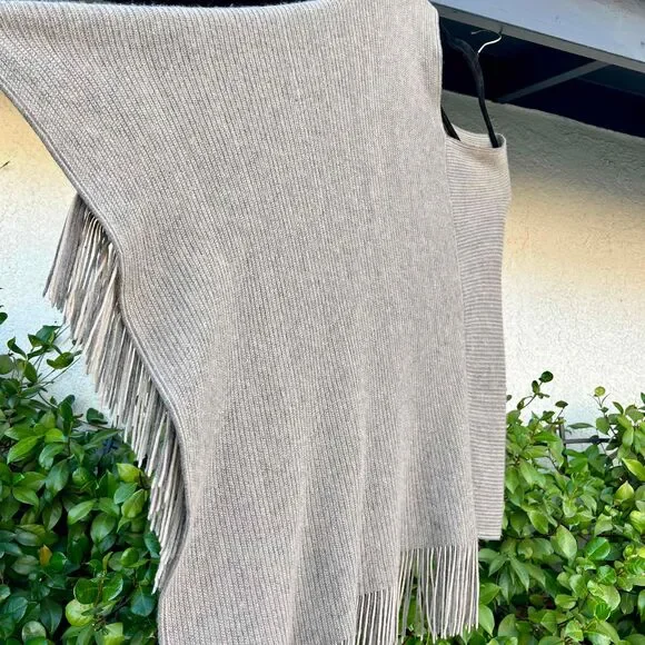 Steve Madden Fringe Poncho Greige Tan Asymmetrical Hem Womens One Size NWOT - Picture 5 of 5
